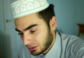 Юзидан нур ёғилиб турган бу отахондан дуо сўраётиб: –