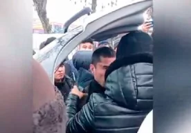 Фото: Видеодан кадр Интернетда ҳайдовчиларнинг