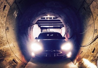 Илон Маск Лон-Анжелесдаги туннелда Tesla Model S электромобилини тақдим этди фото