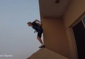 54 ёшли парашютчи Стивен Шипмен бир куни компьютерда ишлаб