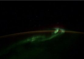 Kosmonavt Yer ustidan uchrayotgan noma’lum jismlarni videoga oldi фото