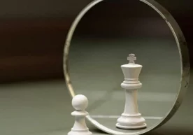 Биз одатда ўзини бошқаларга нисбатан ақллироқ, тарбиялироқ