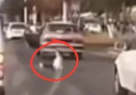 4 ёшли қизча юриб кетаётган автомобил эшигидан йиқилиб