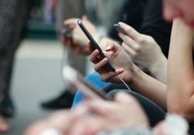 Хитойда 19 ёшли талаба смартфондан узоқ вақт фойдаланиши