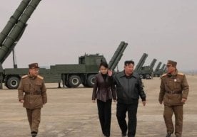 Шимолий Корея раҳбари Ким Чен Ин қизи Ким Чжу Э билан