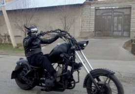 Йўлда ҳаракатланаётиб, бу мотоциклчини учратиб қолган