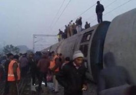 Hindistonda yo‘lovchi poyezdning 9 ta vagoni relslardan chiqib ketdi (foto) фото