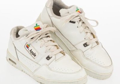 Apple ходимига тегишли эски кроссовка аукционда қарийб 10 минг долларга сотилди фото