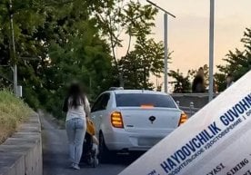 Фото: Вилоят ЙҲХБ Тошкент вилоятида йўлакда кетаётган она