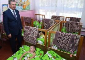 Shavkat Mirziyoyev Bekoboddagi bog‘chalardan birida фото