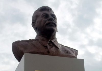 Украинада Сталин ҳайкали номаълум кимсалар томонидан уриб синдирилди фото