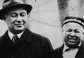 Аҳмаджон Одилов (ўнгда) Шароф Рашидов билан. У ҳақда