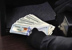 Buxoroda 11 dona plastik karta va 958 dollarni o‘g‘irlagan shaxs qo‘lga olindi фото