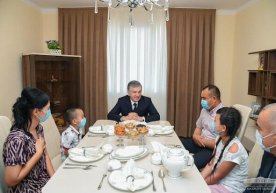 Shavkat Mirziyoyev Sergelidagi 14 yil ijarada yurgan oila xonadonida mehmon bo‘ldi фото