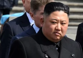 Шимолий Корея етакчиси Ким Чен Ин ўсмирлар ўртасидаги