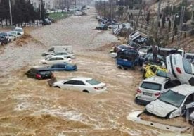 Саудия Арабистонида кучли сув тошқини: кўчалар дарёга айланган фото