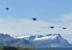 Украиналик учувчиларнинг Америка F-16 қирувчиларини