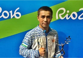 Hasanboy Do‘smatov Rio-2016 olimpiadasining eng yaxshi bokschisi sifatida Vel Barker kubogi bilan taqdirlandi фото