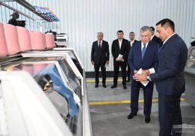 Shavkat Mirziyoyev Buxoroda “Siyovush tekstil” korxonasi faoliyati bilan tanishdi фото