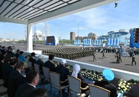 Остона осмонини титарлатган парад: Қозоғистон Ғалабанинг 80 йиллигини ҳарбий шон-шуҳрат билан нишонлади фото