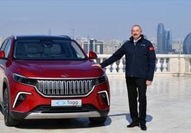 Ozarboyjon prezidenti birinchi turk elektromobilini qabul qilib oldi фото