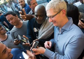 Apple раҳбари Тим Кук (Tim Cook) Нью-Йорк шаҳридаги Apple