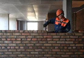 Россия федерал ҳукумати мигранларни қурилиш майдонларида