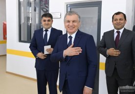 Shavkat Mirziyoyev Kosondagi «Bunyodkor» paxta-to‘qimachilik klasteriga tashrif buyurdi фото