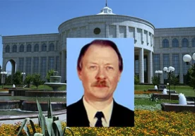 Вячеслав Голишев Оқсарой фонида. Сурат 1997 йилда олинган.
