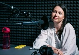 Полшадаги элчига шарбат билан ҳужум: Россия украиналик аёлни сиртдан ҳибсга олди фото