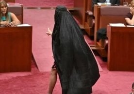 Австралия Сенати ўта ўнгчи сенатор Полин Хансонни