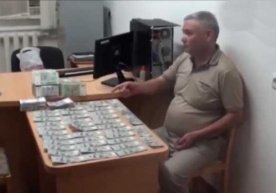 Namangan viloyati sobiq prokurori 50 ming dollar pora bilan qoʻlga olindi фото