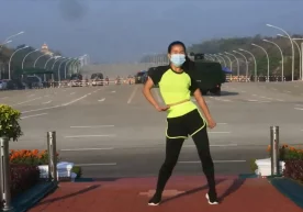Kadr: YouTube Myanmada parlament tomon harakatlanayotgan