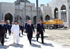 Shavkat Mirziyoyev Imom Buxoriy maqbarasini ziyorat qildi фото