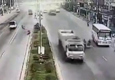 Юк машинасидан чиқиб кетган ғилдирак фалокатга сабаб бўлди (видео) фото