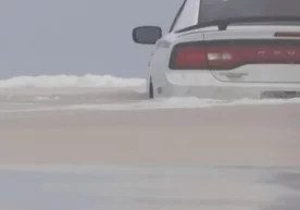 «Барри» тўфони қирғоқ яқинида турган машинани пляжнинг бир