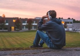 Шотландиялик эркак футбол ўйинидан сўнг ўзини ёмон ҳис