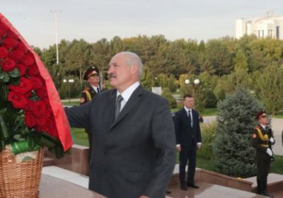 Lukashenko Toshkentga tashrifini Mustaqillik maydoni va Islom Karimov haykalini ziyorat qilishdan boshladi фото