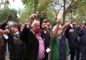 Париждаги қаҳвахона ва барлар эгалари чеклов чораларига қарши намойишга чиқишди фото