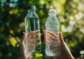 Muchas personas siguen bebiendo agua de botellas de
