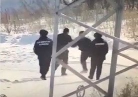 Ostonada politsiya xodimlari mushtlashib ketishdi (video) фото