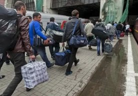 Буюк Британия ҳукумати ноқонуний муҳожирларни вақтинча
