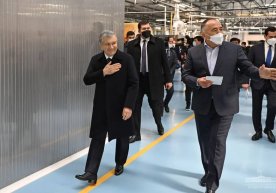 Shavkat Mirziyoyev Yangihayotdagi qandolat korxonasini borib ko‘rdi фото