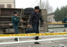 Toshkentda avtobus beton toʻsiqqa borib urildi (foto, video) фото