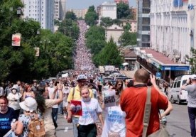 Xabarovskda hibsga olingan gubernatorni qo‘llab-quvvatlash uchun o‘n minglab kishilar yana namoyishga chiqdi фото