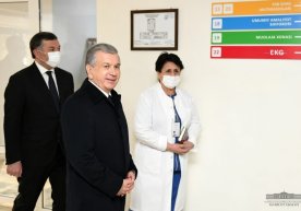 Shavkat Mirziyoyev Mirzo Ulug‘bek tumanidagi 7-oilaviy poliklinika faoliyati bilan tanishdi фото