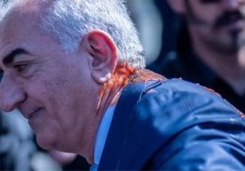 В Берлине неизвестный мужчина облил красной жидкостью сына