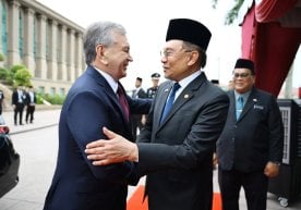 An official welcoming ceremony for Shavkat Mirziyoyev was held in Kuala Lumpur фото