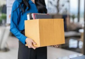 Испанияда етказиб бериш хизматида ишлайдиган ёш аёл ишга