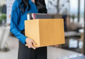 Испанияда етказиб бериш хизматида ишлайдиган ёш аёл ишга